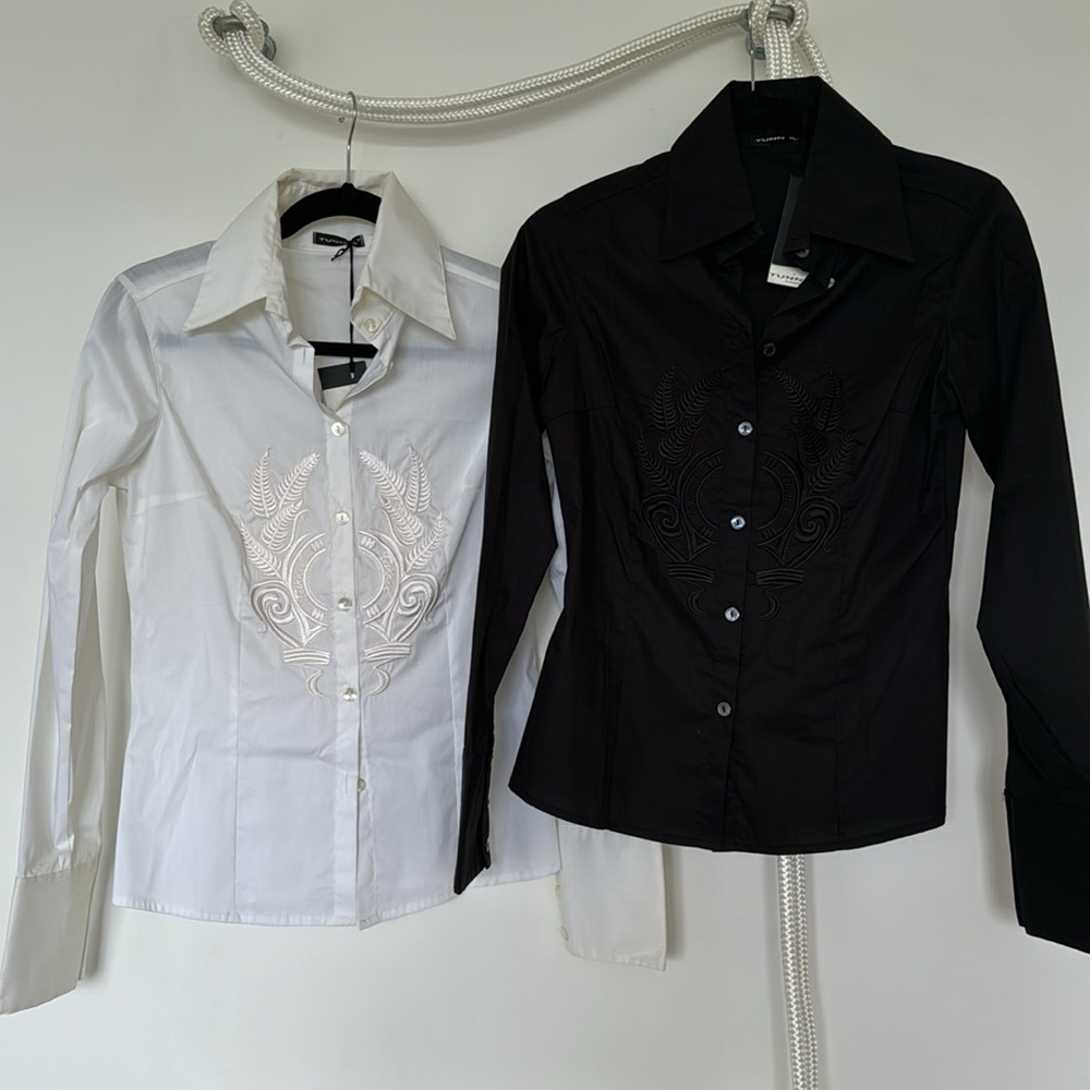 Tunnel Italian, fitted stretch shirt front embroidered in white or black, size S